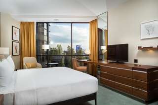 Отель Hilton Kyiv Киев Номер с кроватью размера «king-size» - Подходит для гостей с ограниченной подвижностью-1