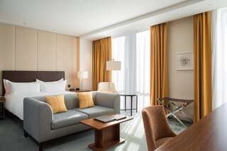 Отель Hilton Kyiv Киев Представительский номер «Премиум» с кроватью размера «king-size» и правом посещения лаунджа-1