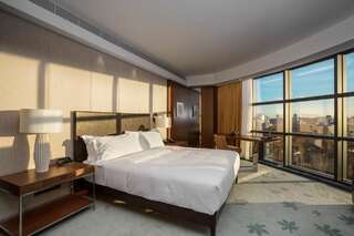 Отель Hilton Kyiv Киев Представительский угловой номер с кроватью размера «king-size» и панорамным видом-2