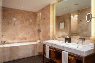 Отель Hilton Kyiv Киев Люкс с 1 спальней, кроватью размера «king-size» и правом посещения лаунджа-3