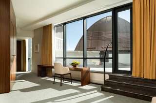 Отель Hilton Kyiv Киев Люкс с кроватью размера «king-size», террасой и садом-2