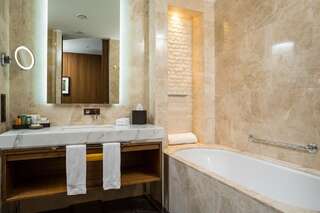 Отель Hilton Kyiv Киев Номер с кроватью размера «king-size»-2