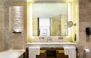 Отель Hilton Kyiv Киев Представительский номер «Премиум» с кроватью размера «king-size» и правом посещения лаунджа-4