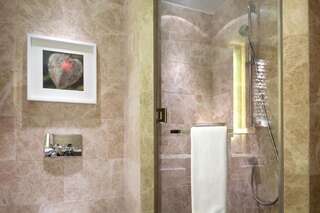 Отель Hilton Kyiv Киев Номер с кроватью размера «king-size»-8